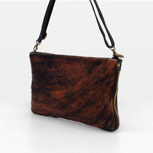 Cargar imagen en el visor de la galería, Bolso bandolera de pelo potro y piel vacuno correa