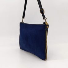 Cargar imagen en el visor de la galería, Bolso bandolera de pelo potro y piel, color azul colgado
