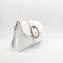 Cargar imagen en el visor de la galería, Bolso de piel blanco con hebilla de LaNievina, ladeado