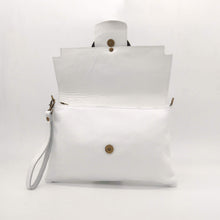 Cargar imagen en el visor de la galería, Bolso de piel blanco con hebilla de LaNievina, abierto