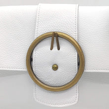 Cargar imagen en el visor de la galería, Bolso de piel blanco con hebilla de LaNievina, detalle hebilla