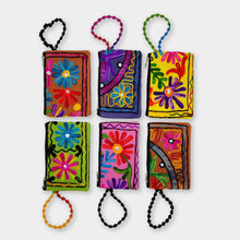 Cargar imagen en el visor de la galería, Cartera porta móvil de tela con flores bordadas , gama, de LaNievina