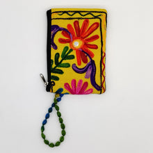 Cargar imagen en el visor de la galería, Cartera porta móvil de tela con flores bordadas , fondo amarillo, de LaNievina