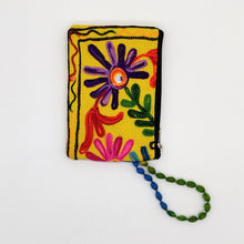Cargar imagen en el visor de la galería, Cartera porta móvil de tela con flores bordadas , fondo amarillo, de LaNievina (dorso)