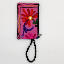 Cargar imagen en el visor de la galería, Cartera porta móvil de tela con flores bordadas , fondo rosa dorso, de LaNievina