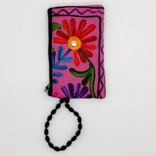 Cargar imagen en el visor de la galería, Cartera porta móvil de tela con flores bordadas , fondo rosa, de LaNievina