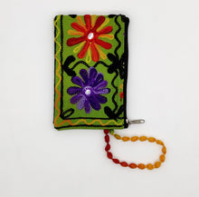 Cargar imagen en el visor de la galería, Cartera porta móvil de tela con flores bordadas , fondo verde, de LaNievina