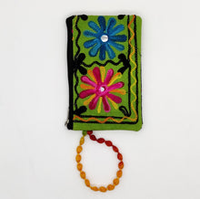 Cargar imagen en el visor de la galería, Cartera porta móvil de tela con flores bordadas , fondo verde dorso, de LaNievina