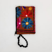 Cargar imagen en el visor de la galería, Cartera porta móvil de tela con flores bordadas , fondo marrón, de LaNievina