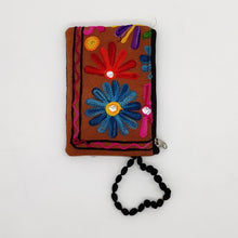Cargar imagen en el visor de la galería, Cartera porta móvil de tela con flores bordadas , fondo marrón dorso, de LaNievina