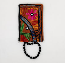 Cargar imagen en el visor de la galería, Cartera porta móvil de tela con flores bordadas , fondo marrón, de LaNievina