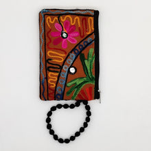 Cargar imagen en el visor de la galería, Cartera porta móvil de tela con flores bordadas , fondo marrón dorso, de LaNievina