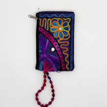 Cargar imagen en el visor de la galería, Cartera porta móvil de tela con flores bordadas , fondo morado, de LaNievina