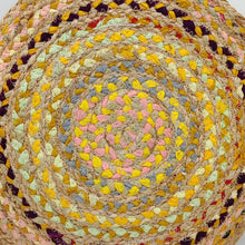 Cargar imagen en el visor de la galería, Bolso de yute de hombro, con doble asa, redondo multicolor, de LaNievina. Ideal para playa o piscina por su gran capacidad. Interior forrado en tela. Cierra con cremallera, multicolor. Hecho artesanalmente., ambas caras diferentes combinaciones. Detalle