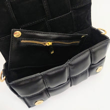 Cargar imagen en el visor de la galería, Bolso negro de piel acolchado con cadena dorada con tira de piel interior, con bolsillo extraíble, de LaNievina. Vista del bolsillo interior, con clips