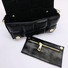 Cargar imagen en el visor de la galería, Bolso negro de piel acolchado con cadena dorada con tira de piel interior, con bolsillo extraíble, de LaNievina. Bolsillo fuera