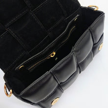 Cargar imagen en el visor de la galería, Bolso negro de piel acolchado con cadena dorada con tira de piel interior, con bolsillo extraíble, de LaNievina. Bolsillo interior que se cierra con cremallera