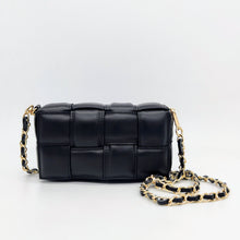 Cargar imagen en el visor de la galería, Bolso negro de piel acolchado con cadena dorada con tira de piel interior, con bolsillo extraíble, de LaNievina. Vista frontal