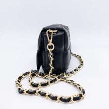 Cargar imagen en el visor de la galería, Bolso negro de piel acolchado con cadena dorada con tira de piel interior, con bolsillo extraíble, de LaNievina. Vista lateral con cadena