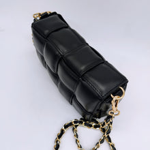 Cargar imagen en el visor de la galería, Bolso negro de piel acolchado con cadena dorada con tira de piel interior, con bolsillo extraíble, de LaNievina. Vista desde arriba