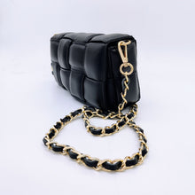 Cargar imagen en el visor de la galería, Bolso negro de piel acolchado con cadena dorada con tira de piel interior, con bolsillo extraíble, de LaNievina.