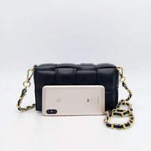 Cargar imagen en el visor de la galería, Bolso negro de piel acolchado con cadena dorada con tira de piel interior, con bolsillo extraíble, de LaNievina. Contenido para ver tamaño