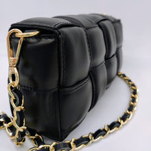 Cargar imagen en el visor de la galería, Bolso negro de piel acolchado con cadena dorada con tira de piel interior, con bolsillo extraíble, de LaNievina. Vista de la piel lisa en detalle