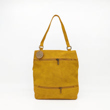 Cargar imagen en el visor de la galería, Bolso mochila de ante color mostaza de LaNievina, frontal
