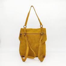 Cargar imagen en el visor de la galería, Bolso mochila de ante color mostaza de LaNievina, parte trasera