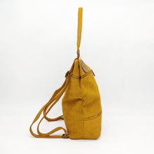 Cargar imagen en el visor de la galería, Bolso mochila de ante color mostaza de LaNievina, de lado