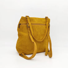 Cargar imagen en el visor de la galería, Bolso mochila de ante color mostaza de LaNievina, atrás
