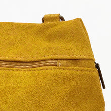 Cargar imagen en el visor de la galería, Bolso mochila de ante color mostaza de LaNievina, detalle