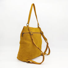 Cargar imagen en el visor de la galería, Bolso mochila de ante color mostaza de LaNievina, trasera con asas