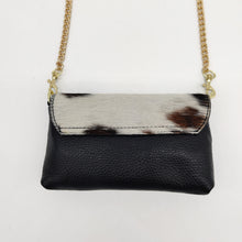 Cargar imagen en el visor de la galería, Bolso mini de piel con solapa de potro, diseño animal print cebra