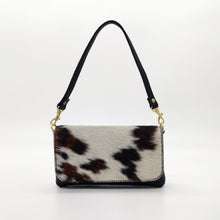 Cargar imagen en el visor de la galería, Bolso mini de piel con solapa de potro, diseño animal print cebra