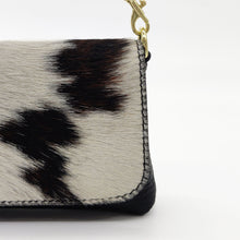 Cargar imagen en el visor de la galería, Bolso mini de piel con solapa de potro, diseño animal print cebra