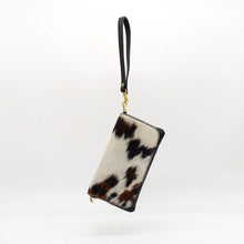 Cargar imagen en el visor de la galería, Bolso mini de piel con solapa de potro, diseño animal print cebra