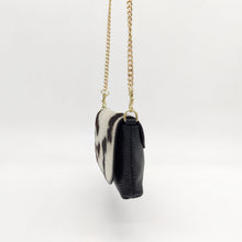 Cargar imagen en el visor de la galería, Bolso mini de piel con solapa de potro, diseño animal print cebra