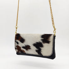 Cargar imagen en el visor de la galería, Bolso mini de piel con solapa de potro, diseño animal print cebra