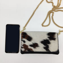 Cargar imagen en el visor de la galería, Bolso mini de piel con solapa de potro, diseño animal print cebra