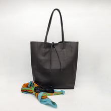 Cargar imagen en el visor de la galería, Bolso tote de piel lisa, tamaño maxi, con dos asas para llevar al hombro, brazo o mano. Cierra con atador, bolsillo interior con cremallera, de La Nievina, detalle de tamaño