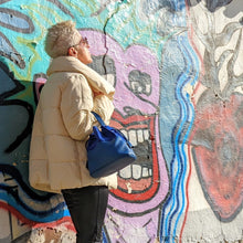 Cargar imagen en el visor de la galerÃa, Bolso saco de ante y piel vacuno, bucket bag, azul