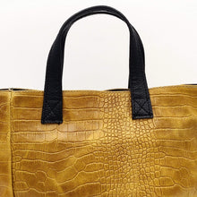 Cargar imagen en el visor de la galería, Bolso de mano en piel efecto cocodrilo color mostaza detalle en LaNievina