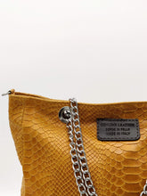 Cargar imagen en el visor de la galería, Bolso de hombro en piel efecto cocodrilo con cadena