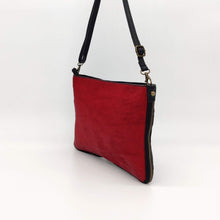Cargar imagen en el visor de la galería, Bolso bandolera de pelo potro y piel, color rojo, colgado