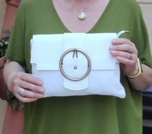 Cargar imagen en el visor de la galería, Bolso de piel blanco con hebilla