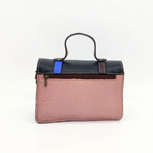 Cargar imagen en el visor de la galería, Bolso Satchel de piel de colores OSLO de LaNievina. Multicolor, cerrado con clips y varios compartimentos. Asa corta para mano y larga para bandolera. Bolsillo trasero