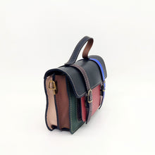 Cargar imagen en el visor de la galería, Bolso Satchel de piel de colores OSLO de LaNievina. Multicolor, cerrado con clips y varios compartimentos. Asa corta para mano y larga para bandolera. Ladeado, de colores