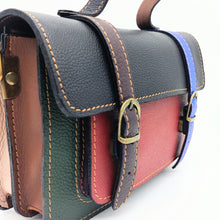 Cargar imagen en el visor de la galería, Bolso Satchel de piel de colores OSLO de LaNievina. Multicolor, cerrado con clips y varios compartimentos. Asa corta para mano y larga para bandolera. Cierre con hebillas