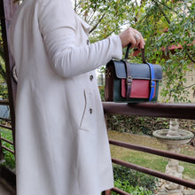 Cargar imagen en el visor de la galería, Bolso Satchel de piel de colores OSLO de LaNievina. Multicolor, cerrado con clips y varios compartimentos. Asa corta para mano y larga para bandolera.